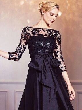 Adrianna Papell Black Lace Long-Sleeve Bow Waist Gown